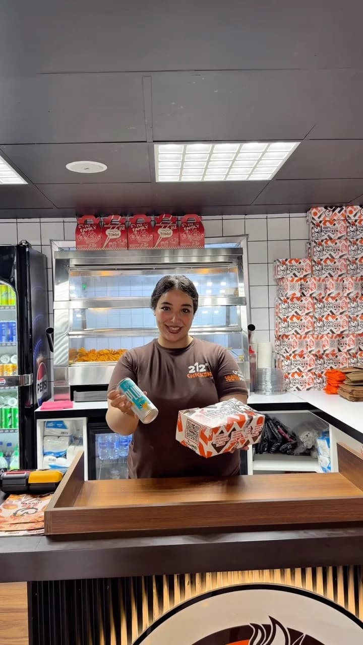 Présentation d’une box et d’une boisson au comptoir 212 Chicken